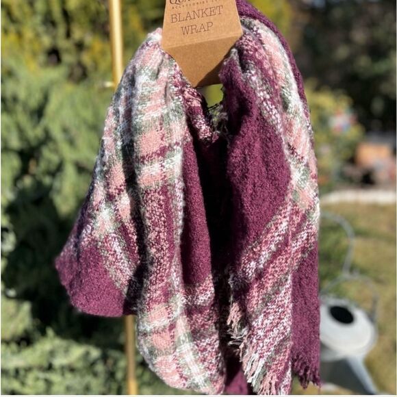 Quagga Blanket Wrap in Plum Sustainable, Green - Picture 3 of 10